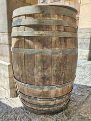 Fototapeta premium Tonel viejo de madera en la plaza mayor de Leon