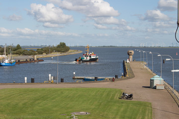 Schiff fährt aus dem Hafen