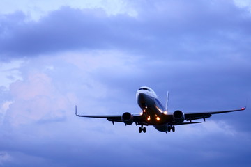 夕暮れの中を飛ぶ飛行機 / Airplane flying into the sunset