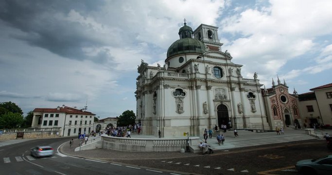 Time lapse del piazzale della chiesa 