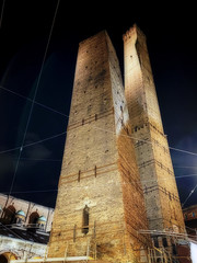 Bologna torre degli asinelli di notte