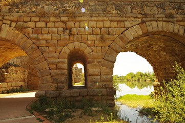 Alcazaba tras el ojo del puente romano, Mérida, España.