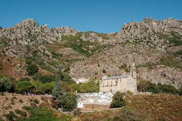 Fototapeta na wymiar Church and mountains at Canavaggia in Corsica