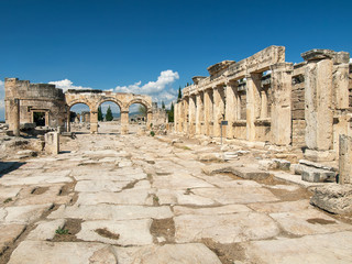 Fototapeta premium Hauptstrasse mit dem Domitian Tor und den Latrinen in der Antiken Stadt Hierapolis, Pamukkale, Phrygien, Türkei, 