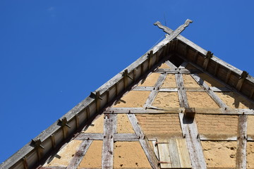 Giebel eines traditionellen Fachwerkhauses, Gefache mit Lehmputz