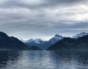 Fototapeta na wymiar lake and mountains in Switzerland