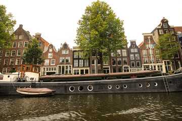 Naklejka premium Typische Häuserzeile in Amsterdam (Oude Waal)