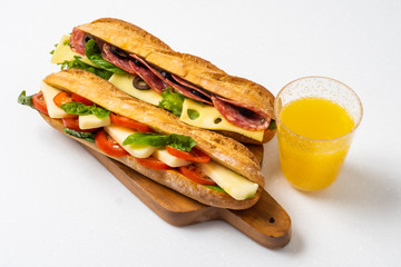 
タイトル 	フランスパンのサンドウィッチ French bread tomato cheese sandwich