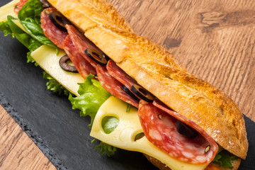 
タイトル 	フランスパンのサンドウィッチ French bread tomato cheese sandwich
