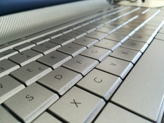 Tastiera elettronica del computer portatile, tastiera colore grigio.