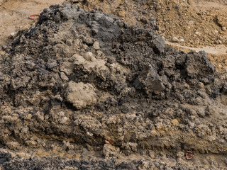 Lehmhügel auf einer Baustelle
