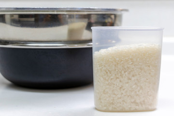 お米と計量カップと炊飯器の釜