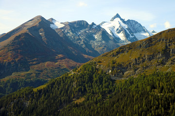 Obraz premium Great views to the peaks, valleys of the Austrian Alps. Charming and beautiful scene with meadows.