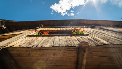 Finestra al sole in montagna