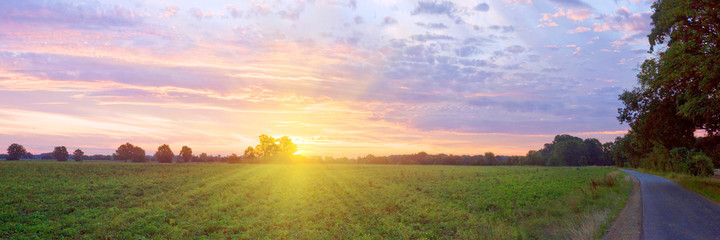 Sommerlicher Abendhimmel über weiter Landschaft, Panorama