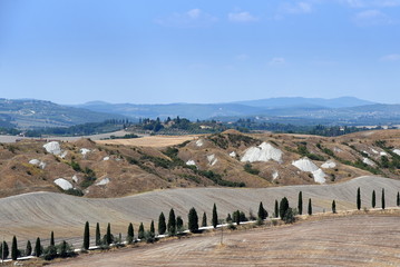 Weite Landschaft der Crete Senesi mit blauem Himmel am  Horizont