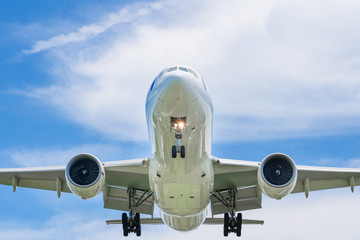 青空と着陸する旅客機