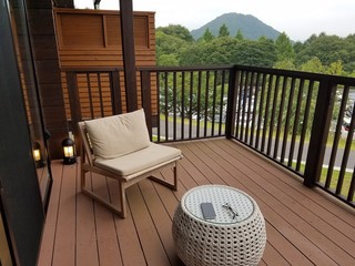 高原リゾートでの休日 もしくはテレワーク イメージ　wooden deck chair and table