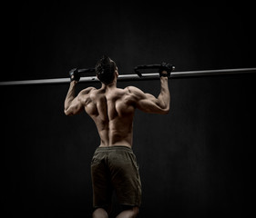 Obraz na płótnie Canvas man - bodybuilder perform exercise chin-up
