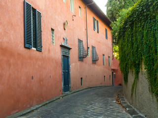 Italia, Toscana, Firenze. La via di San Leonardo.