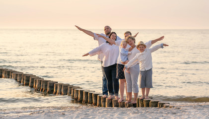 lachende glückliche Familie am Strand