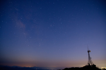 夏の夜空と鉄塔のシルエット