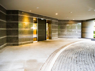 洗練されたデザインのマンションエントランス