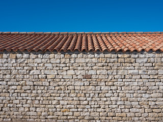 Mur en pierre et toit en tuille
