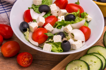 Bol con ensalada griega