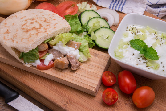 Gyros, tacos griegos de pollo y ensalada