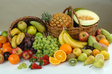 Cestas de mimbre con frutas variadas