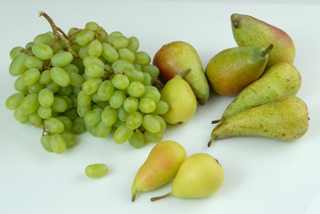 Peras y uvas blancas
