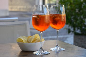 Copas de spritz en una terraza de Italia