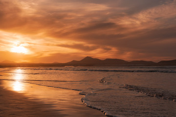Maravilloso atardecer en la isla de Lanzarote, con el pueblo de la Santa al fondo. 