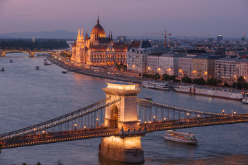 Obraz na płótnie Canvas Parlamento de Budapest y puente de las Cadenas al caer la noche
