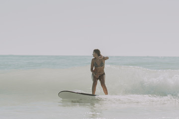 Chica joven y guapa surfeando en playas de Cadiz