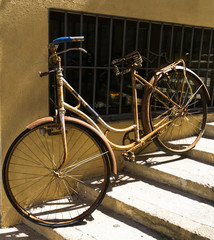 Fototapeta na wymiar old bicycle in the city