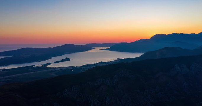 Kotor, Montenegro. Die Bucht von Kotor mit Bergen im Vordergrund und Stadt Tivat.