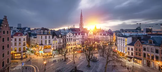 Zelfklevend Fotobehang Brussels, Belgium plaza and skyline with the Town Hall © SeanPavonePhoto
