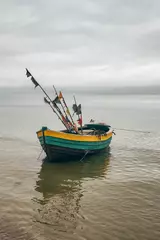 Store enrouleur occultant La Baltique, Sopot, Pologne Wooden fishing boat in Baltic Sea in Poland