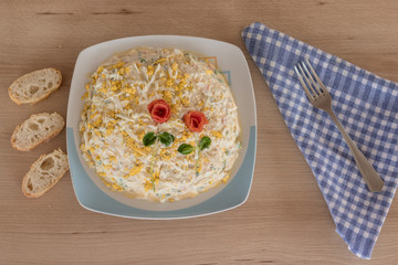 Plato de ensaladilla rusa con una rosa hecha con un tomate 