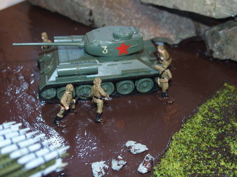 Self assembled and painted modelling scene of soviet t 34 Selbst gestaltete und bemalte Szene sowjetischer Panzer t-34  mit Reparaturteam
