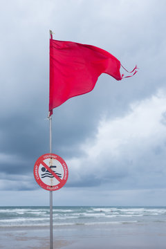 Un drapeau rouge pour interdire la baignade &agrave; la plage