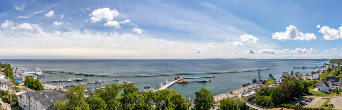 Panorama von der Ostsee und dem Hafen von Sassnitz auf der Insel R&uuml;gen