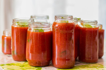 Fototapeta na wymiar Préparation bocaux de sauce tomate