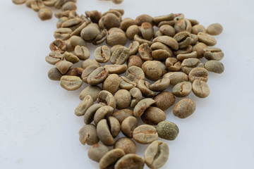 granos de cafe verde sin tostar forman en continente americano sur america 