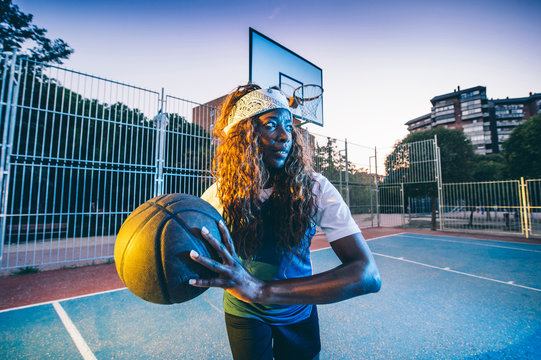 Latin and African women play basketball