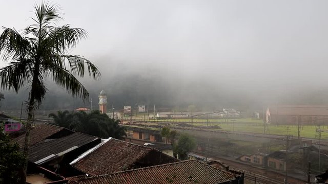 Forte neblina sob esta&ccedil;&atilde;o ferrovi&aacute;ria