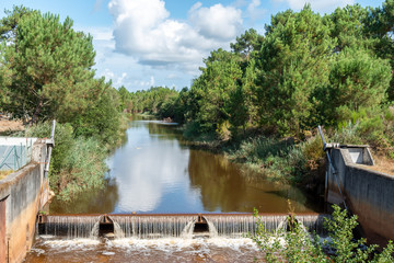 Fototapeta na wymiar LE PORGE (Gironde, France), près de Lacanau. Le canal des étangs