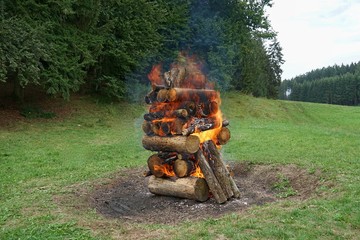 Brennender Holzstoss